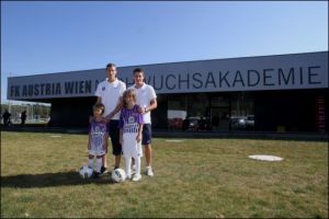 2918.01-Klein-Junuzovic mit Kindern vor der Akademie