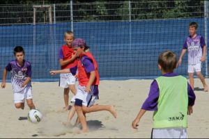 2926.07-Eine Gruppe am Beach-Soccer-Feld