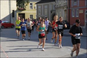 3030.08-Laufgruppe am Hauptplatz