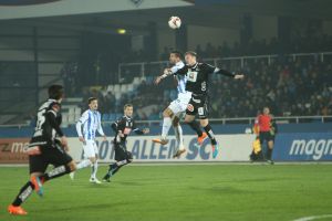 A-Top-Kopfballduell Maierhofer mit Zuschauern